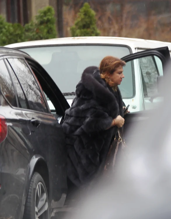 Mihaela Borcea defilează prin oraș cu o blană de vizon, care costă circa 4.000 de euro.