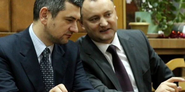 TUDOR IOVU Viorel Bologan (stânga) este propus de Igor Dodon la funcţia de şef al statului