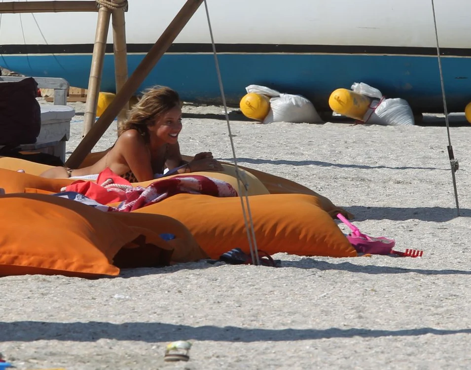 
    Tania Budi a stat la plajă împreună cu o prietenăFoto: Mihai Ionescu  