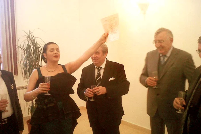 Pentru cununie,  au antamat 12  perechi de naşi (FOTOGRAFII: MIHAI IONESCU)