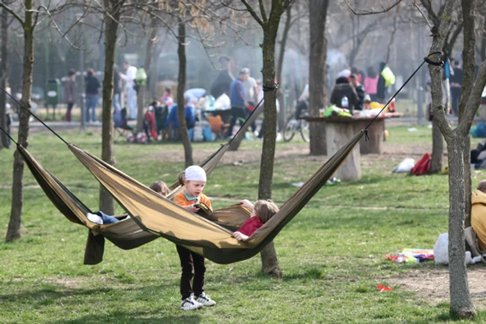 Prognoza meteo pentru următoarele două zile anunță că vremea se menține frumoasă, mai ales la deal și la muntefoto: Click!