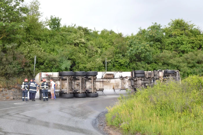 Un automarfar răsturnat blochează traficul pe E 70 între Caransebeş şi Băile Herculane
