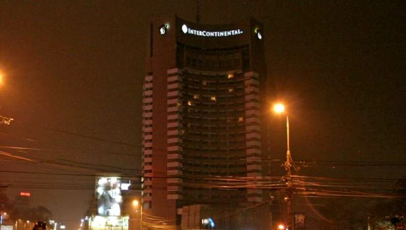 
    Un bărbat s-a aruncat de la un etaj al Hotelului Intercontinental  
