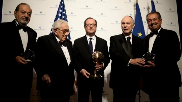 Francois Hollande (centru), flancat după înmânarea premiului de către Henry Kissinger (stânga) şi rabinul Arthur Schneier FOTO France TV Info