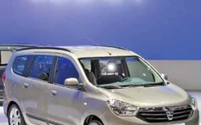 Modelul Lodgy este primul produs de Dacia în străinătate p Foto: gabriel mistodie