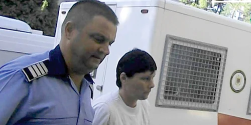 Nela Maricica Manolache, însoţită de un poliţist spre arest