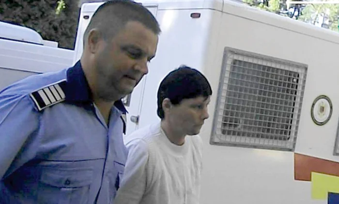 Nela Maricica Manolache, însoţită de un poliţist spre arest