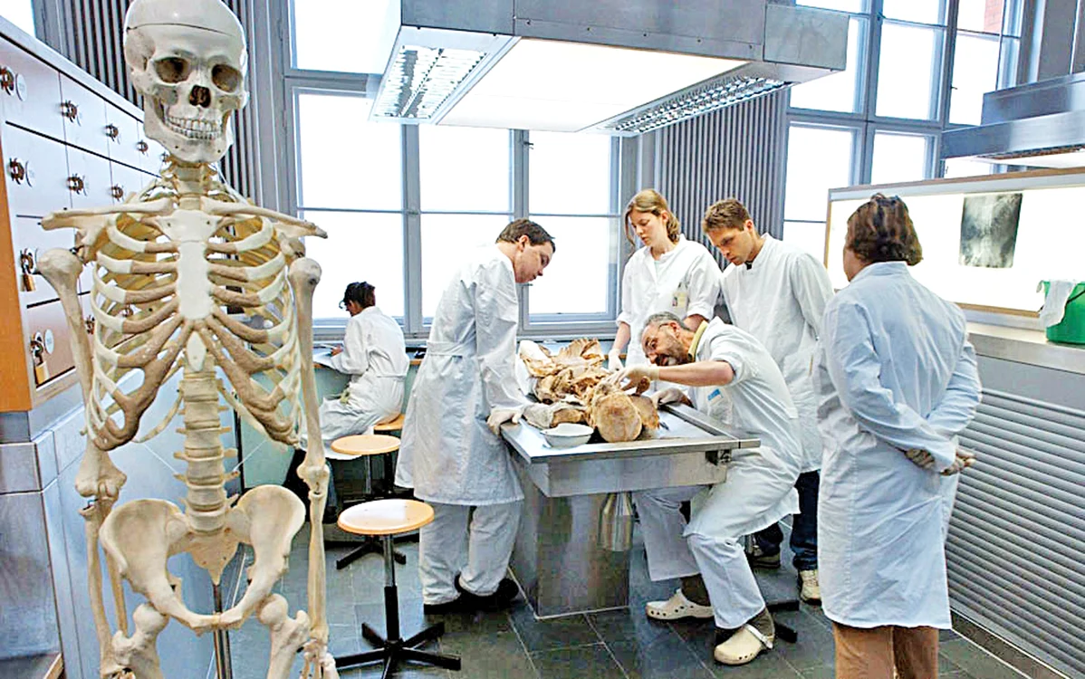 Trupul milionarului ar fi putut  ajunge material de lucru pentru studenţii medicinişti