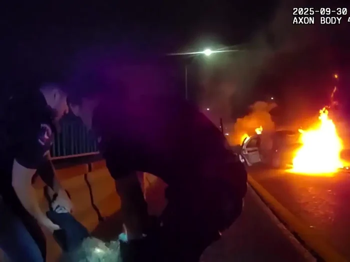 Momentul în care femeia a fost scoasă din mașină/FOTO: Mesquite Police Department