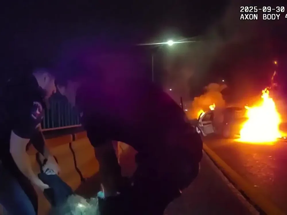 Imagini șocante cu o femeie din Texas, salvată de polițiști din mașina cuprinsă de flăcări. „A fost ca o scenă de film”