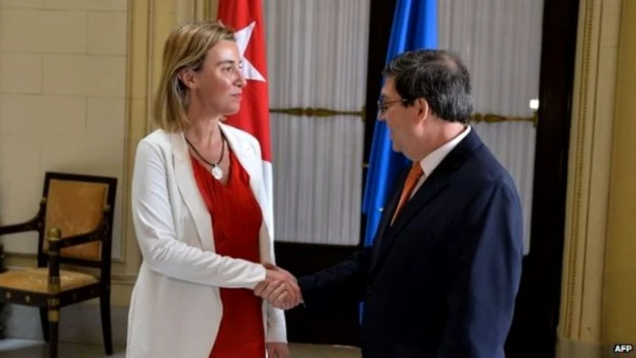 Şefa diplomaţiei europene Federica Mogherini dă mâna cu ministrul cubanez de Externe Bruno Rodriguez FOTO AFP