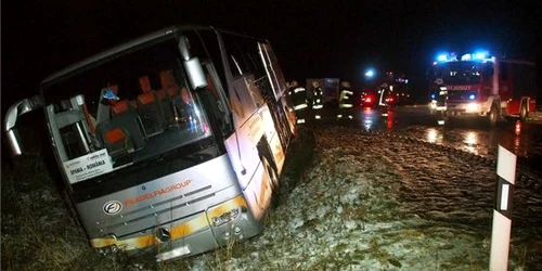 Autocarul românesc a ajuns în şanţul de pe marginea drumului Sursa: MTI