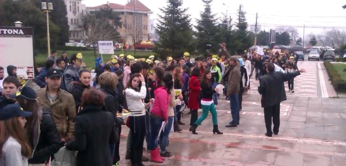 Tinerii, implicaţi în acţiuni împotriva consumului de droguri FOTO Adevărul