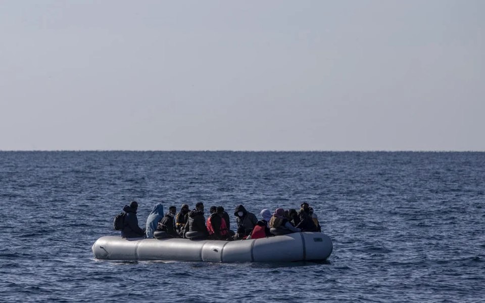 Trei migranți au murit încercând să traverseze Canalul Mânecii cu o ambarcațiune dinspre Franța spre Marea Britanie
