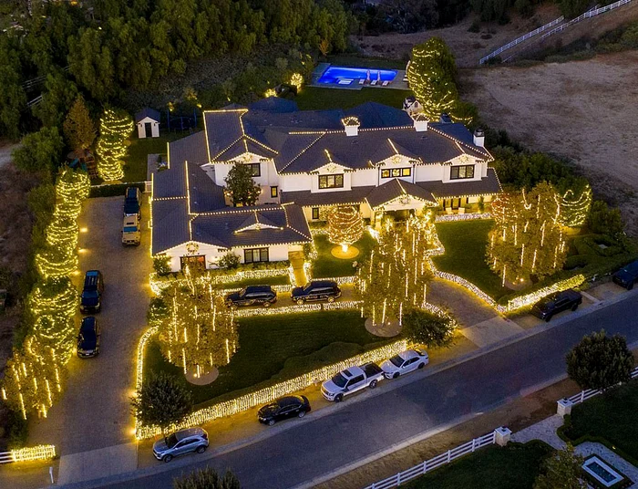 Kylie Jenner are ploaie  de luminiţe pe casă şi copaci