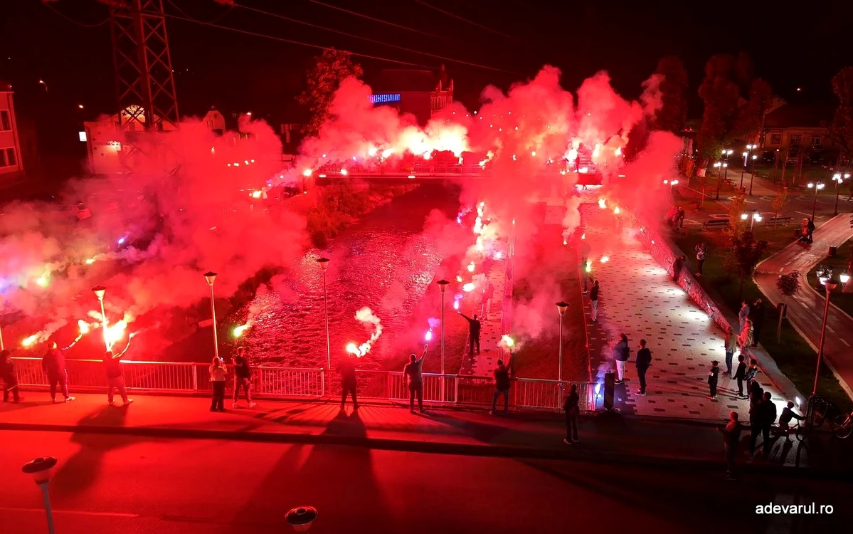 Suporterii au celebrat promovarea echipei de fotbal Corvinul, în Liga I. Foto: Daniel Guță. ADEVĂRUL