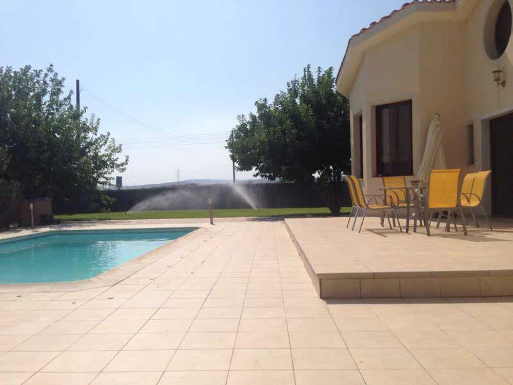 Cadu are pişcină şi foişor  în curtea vilei din Limassol