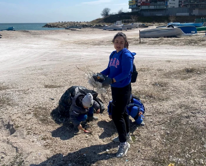 refugiati ucraina curatenie plaja constanta foto Marianna Oganesovna