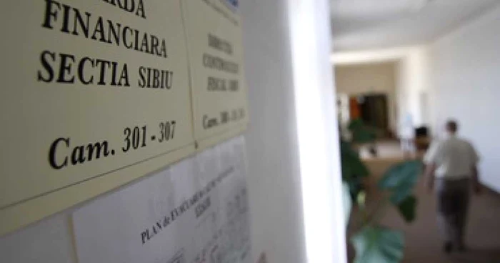 Sibiu: Un comisar de la Garda Financiară Sibiu arestat pentru şpagă