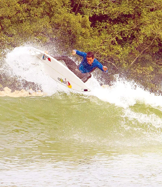 
    Pasionaţii de surf vor tăia cu placa  valuri care ţin până  la 20 de secunde (fotografii: photoland/caters)  