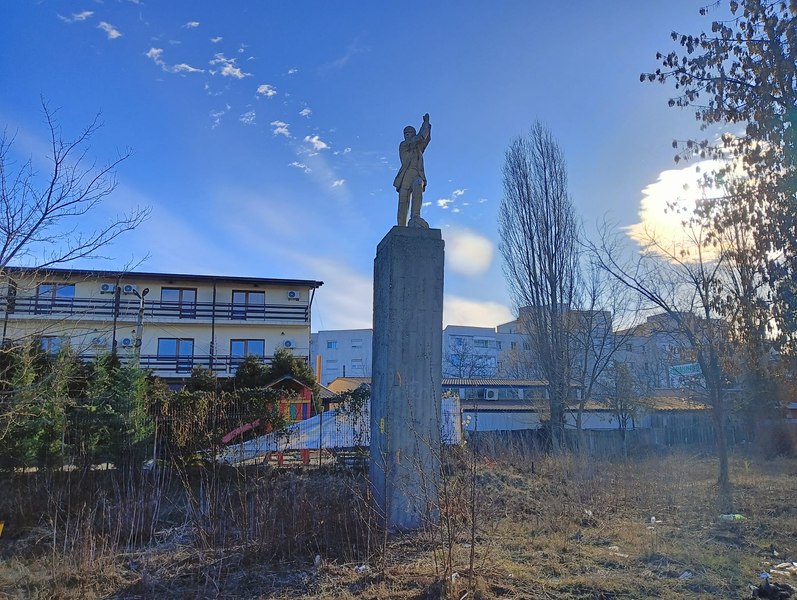Statuia nimănui. Vasile Roaită încă „trage sirena“ într-un parc părăsit al Bacăului FOTO