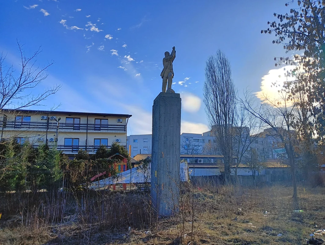 Statuia lui Vasile Roaită din Parcul CFR FOTO MA (3) jpg
