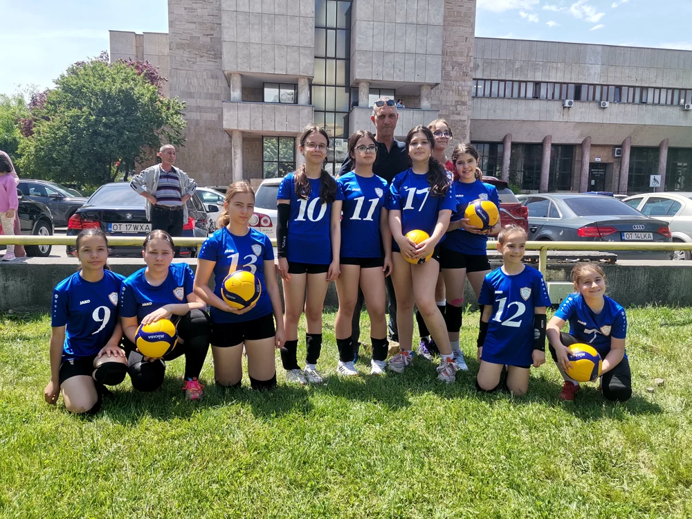 micile_voleibaliste_CSS_slatina_in_foto_cu_antrenorul_foto:alina _mitran