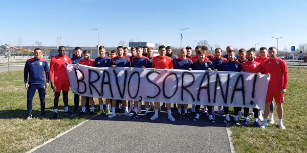 jucătorii Chindiei au felicitat-o pe târgovișteanca Sorana Cârstea. FOTO Afc Chindia