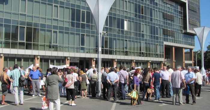 Finanţiştii au proteste două zile în faţa instituţiei din Piaţa 700 Foto: Ştefan Both