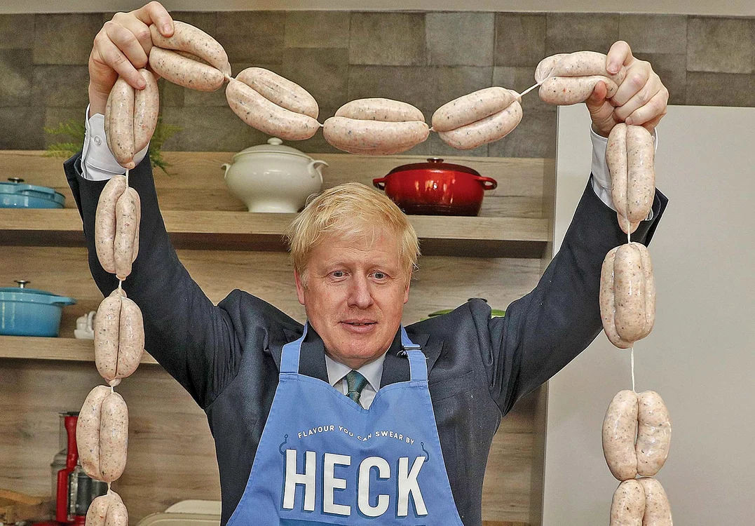 2019 Și-a pus cârnați în jurul gâtului în timpul vizitei la măcelăria Heck Foods, din orașul Bedale