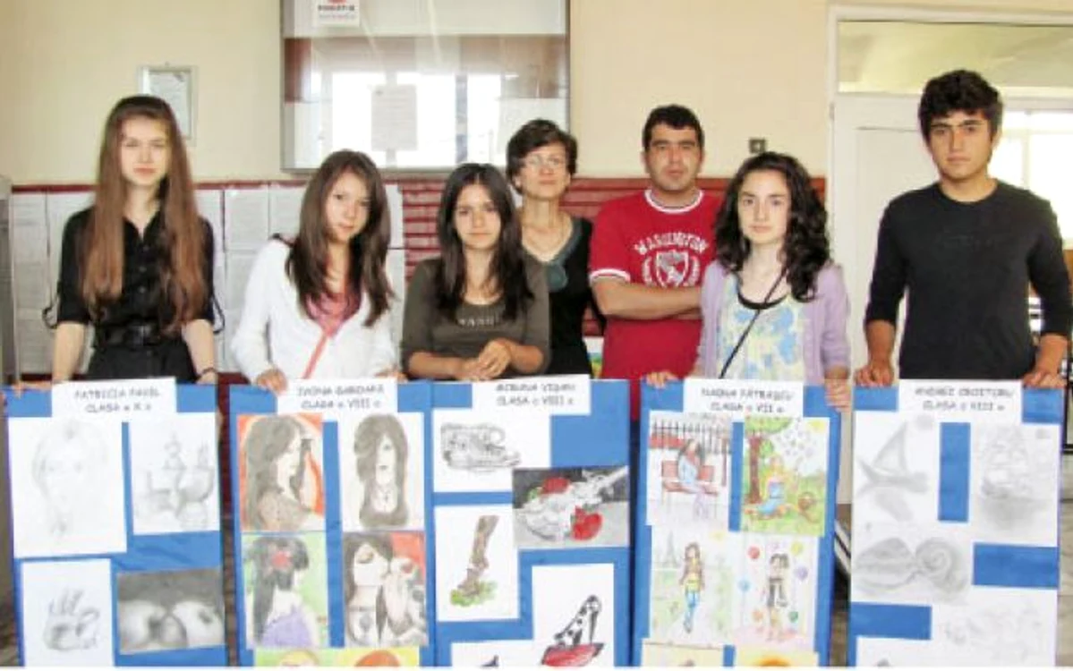 Tunisianul, alături de elevii pe care i-a învăţat să picteze la atelier