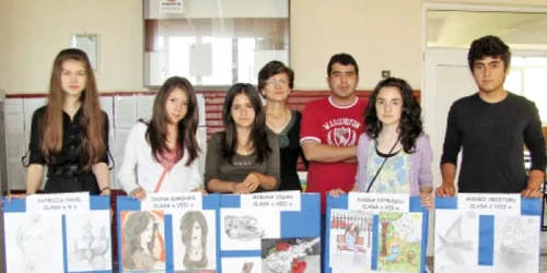 Tunisianul, alături de elevii pe care i-a învăţat să picteze la atelier