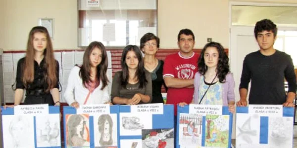 Tunisianul, alături de elevii pe care i-a învăţat să picteze la atelier