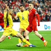 România - Turcia: Kerem Akturkoglu, Radu Drăgușin și Andrei Burca FOTO EPA/EFE