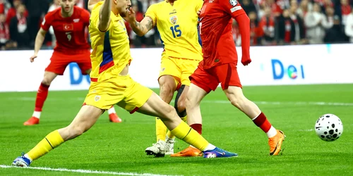  România - Turcia: Kerem Akturkoglu, Radu Drăgușin și Andrei Burca FOTO EPA/EFE