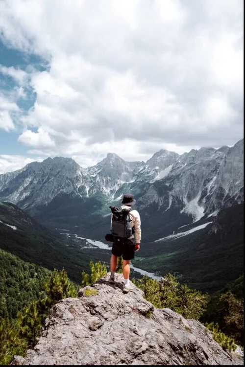 Turist admirând munții