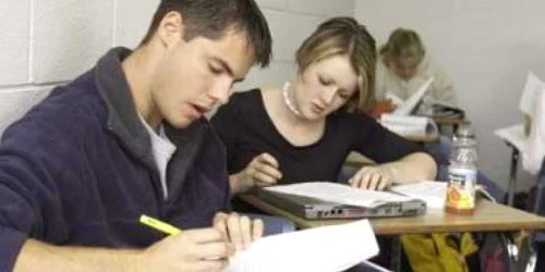 Bistriţa: Studenţii bistriţeni pot obţine burse de la Primărie