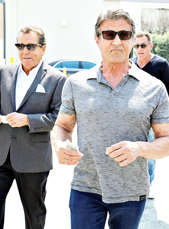 
    “Băi, unde naiba  mi-aţi dus  maşina?”  