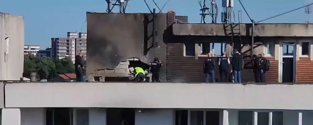 Locuitorii blocului afectat de drona prăbușită în Galați primesc cazare gratuită. Explozia puternică a făcut o gaură în acoperiș
