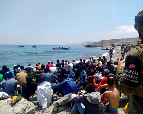 Migranţi Maroc enclava spaniolă Ceuta - 18 mai 2021 / FOTO EPA - EFE