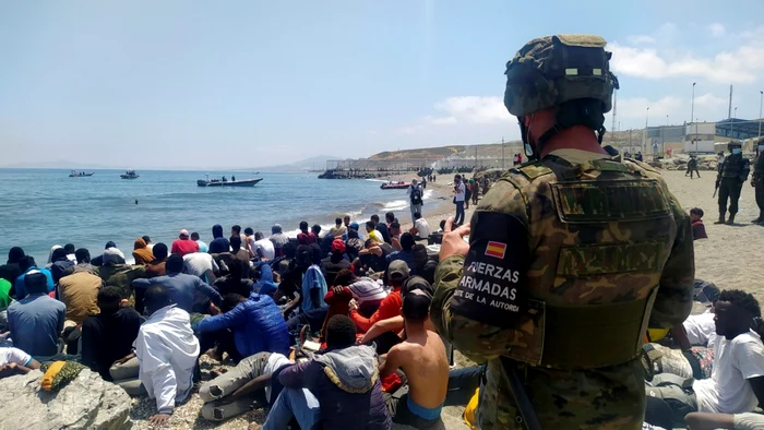 Migranți au luat cu asalt enclava spaniolă Ceuta