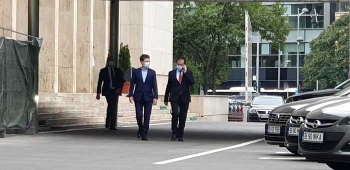 Nicușor Dan și premierul Ludovic Orban, în timp ce plecau azi-dimineață de la Palatul Victoria