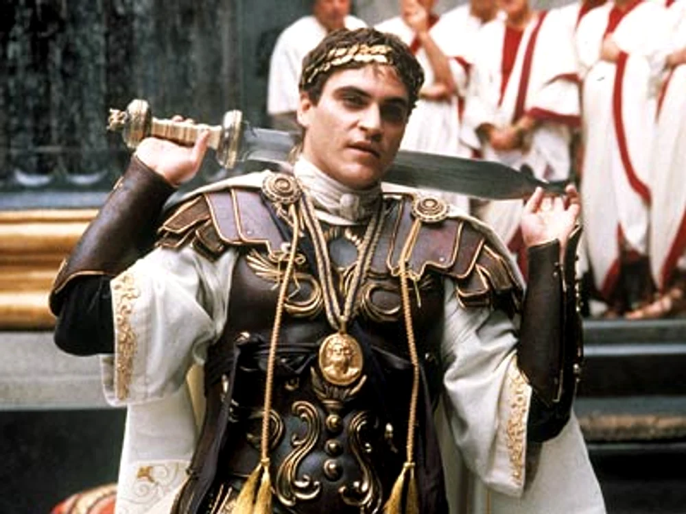 Actorul Joaquin Phoenix, în rolul împăratului Commodus, în filmul Gladiatorul