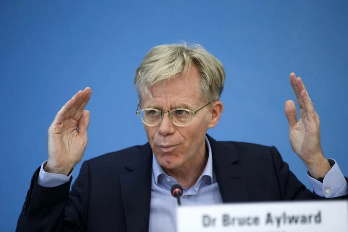 „Aş paria pe descoperirea cazurilor. Izolarea pacienţilor. Identificarea contacţilor. Testare. Testare. Testare”, spune medicul Bruce Aylward Foto EPA EFE