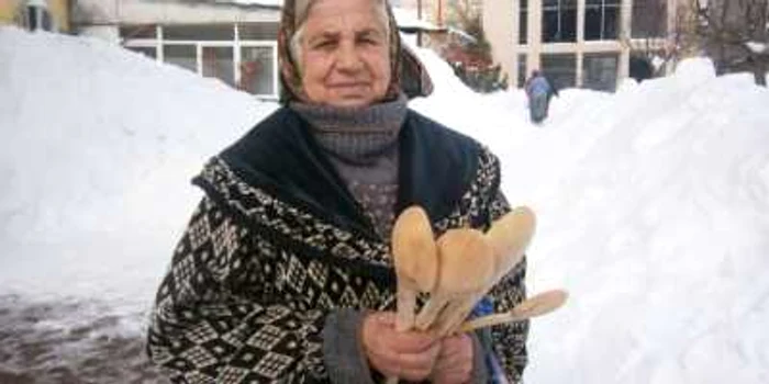 Constanţa Dinică vinde lingurile cu un leu