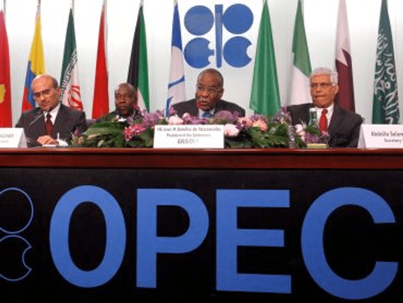 Miniștrii OPEC+ vor discuta despre nivelurile producției de petrol pentru octombrie