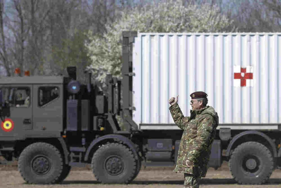 
    Containerele vor face parte din unitatea spitalicească, la fel ca și corturile. Sursa foto: Inquam Photos, Octav Ganea  