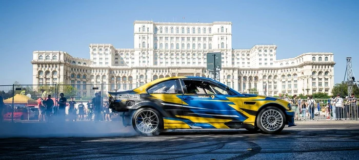 Spectacol pe roți, cu Casa Poporului în fundal