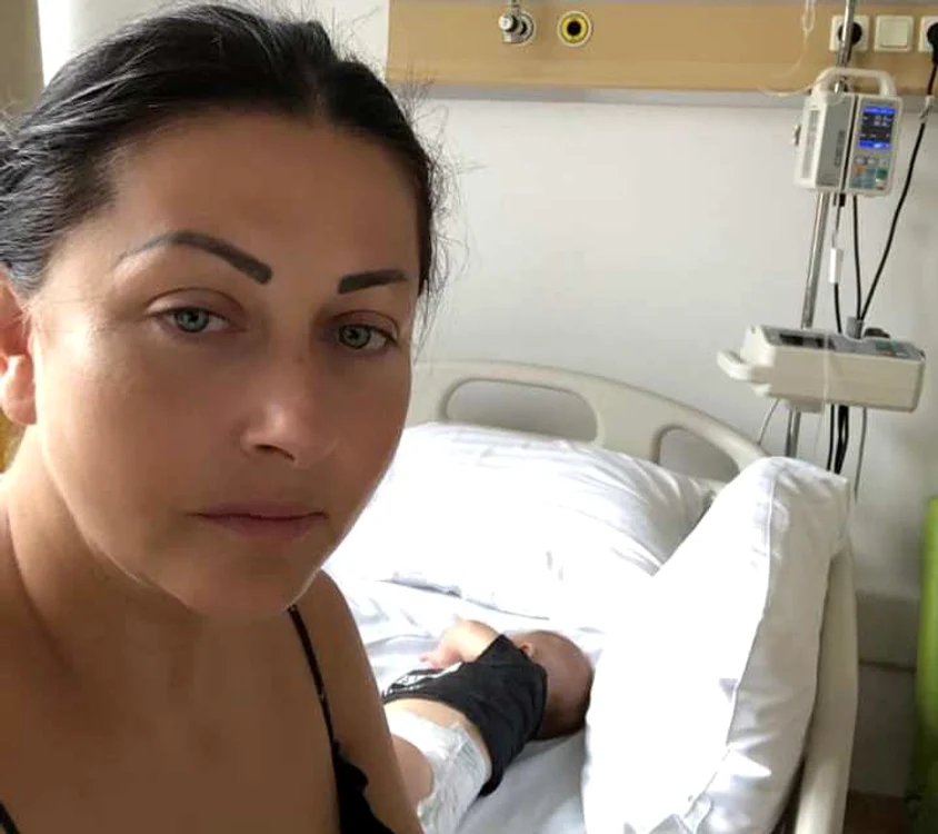 
    Gabriela Cristea s-a internat împreună cu fiica ei cea micăfoto: arhivă personală  