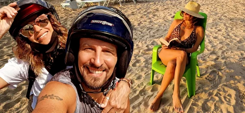 Anca Țurcașiu și iubitul ei s-au mutat, pentru două luni, în Thailanda. Ea face ravagii pe plajă, cu trupul ei de fotomodel 